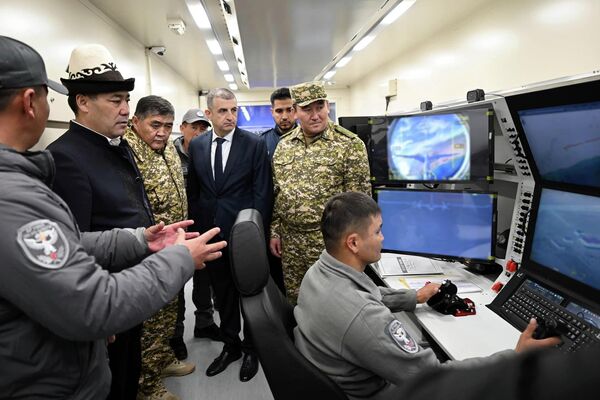 Садыр Жапаров ознакомился с военной техникой и инфраструктурой базы беспилотников погранведомства, а также с организацией боевого дежурства дронов - Sputnik Кыргызстан