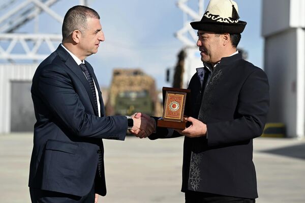 Глава государства также наградил гендиректора компании Baykar Defence Байрактара Лютфю Халукка орденом &quot;Данк&quot; - Sputnik Кыргызстан