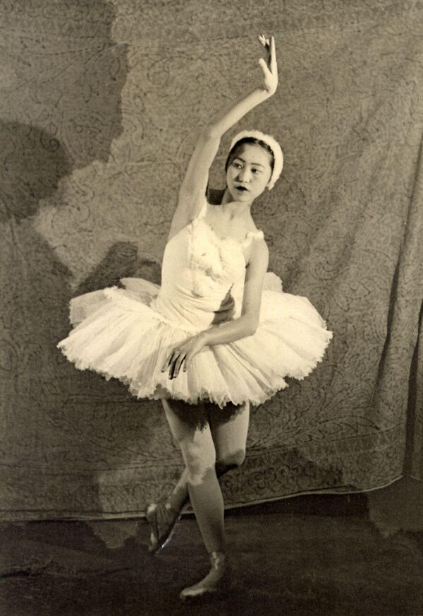 &quot;Ак куу көлү&quot; балетинде бийлеген студент кыз. Ленинград шаары, 1955-жыл - Sputnik Кыргызстан