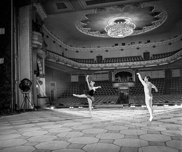 Театрдын сахнасында даярдык көргөн Уран Сарбагышев менен Рейна Чокоева - Sputnik Кыргызстан