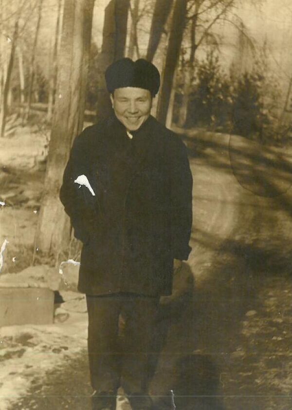 Аксуубай Атабаев 1943-жылы 22-декабрда Ак-Суу аймагындагы Ак-Булуң айылында жарык дүйнөгө келген - Sputnik Кыргызстан