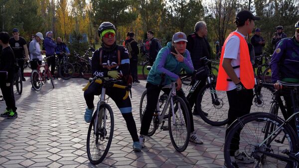 Бишкектин көчөлөрүн аралаган велосипедчендер. Сезондун жабылышынан видео - Sputnik Кыргызстан