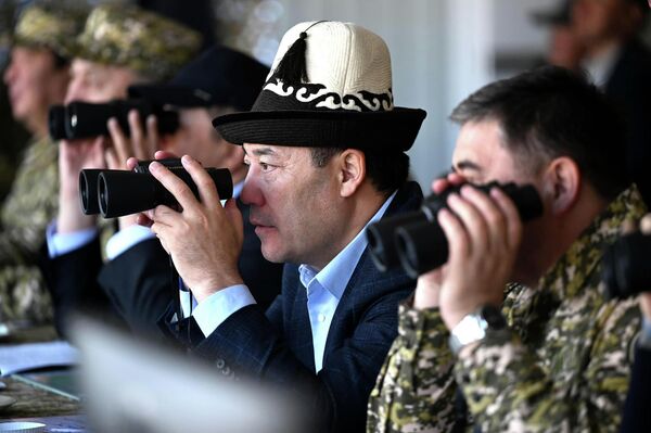 Выступая перед участниками занятий, Жапаров отметил, что военно-политическая ситуация в мире остается сложной, поэтому на каждого военнослужащего возложена ответственность за обеспечение безопасности границ родины - Sputnik Кыргызстан