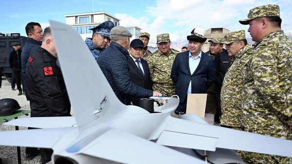 Показные тактико-строевые занятия с участием новых беспилотников - Sputnik Кыргызстан