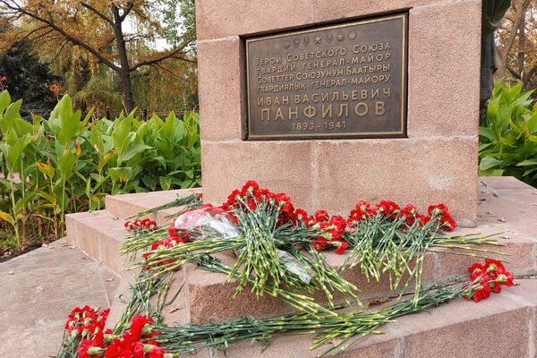 Сперва состоялось возложение цветов к памятнику Герою Советского Союза Ивану Панфилову - Sputnik Кыргызстан