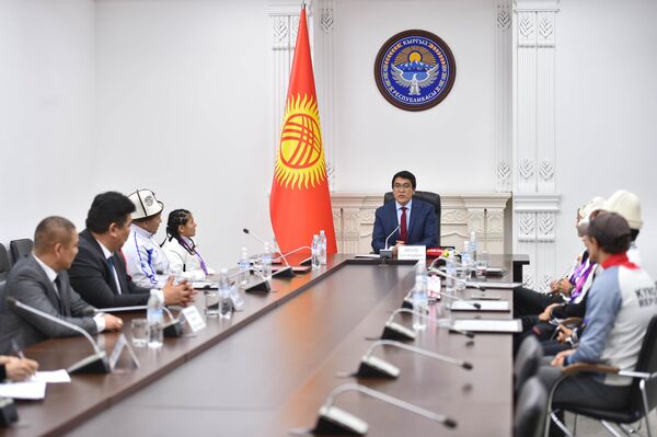 Замглавы кабмина Эдиль Байсалов отметил, что кыргызстанцы и президент гордятся победами и спортивными успехами в параспорте - Sputnik Кыргызстан