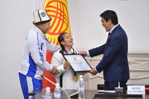 Администрация президента поздравила и наградила кыргызстанских спортсменов — призеров Паразиатских игр в Китае, сообщает пресс-служба кабмина - Sputnik Кыргызстан