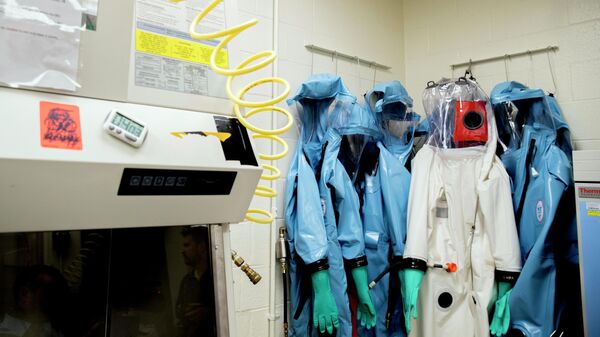 Защитные костюмы в учебном центре по биобезопасности в Форт-Детрике - Sputnik Кыргызстан