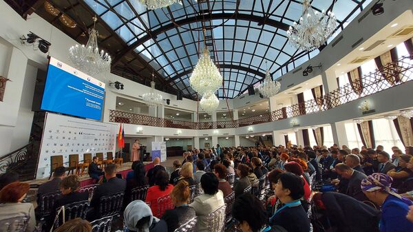 В Бишкеке начал работу форум директоров школ КР с русским языком обучения - Sputnik Кыргызстан