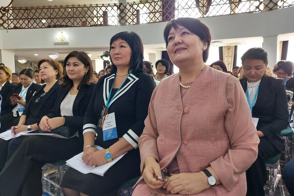 В Бишкеке начал работу второй Форум руководителей школ Кыргызстана - Sputnik Кыргызстан