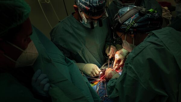 Сердечно-сосудистые хирурги выполняют пересадку сердца в операционной больницы. Архивное фото - Sputnik Кыргызстан