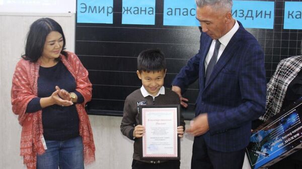 Награждение третьеклассника сообщившего о пожаре в Бишкеке  - Sputnik Кыргызстан