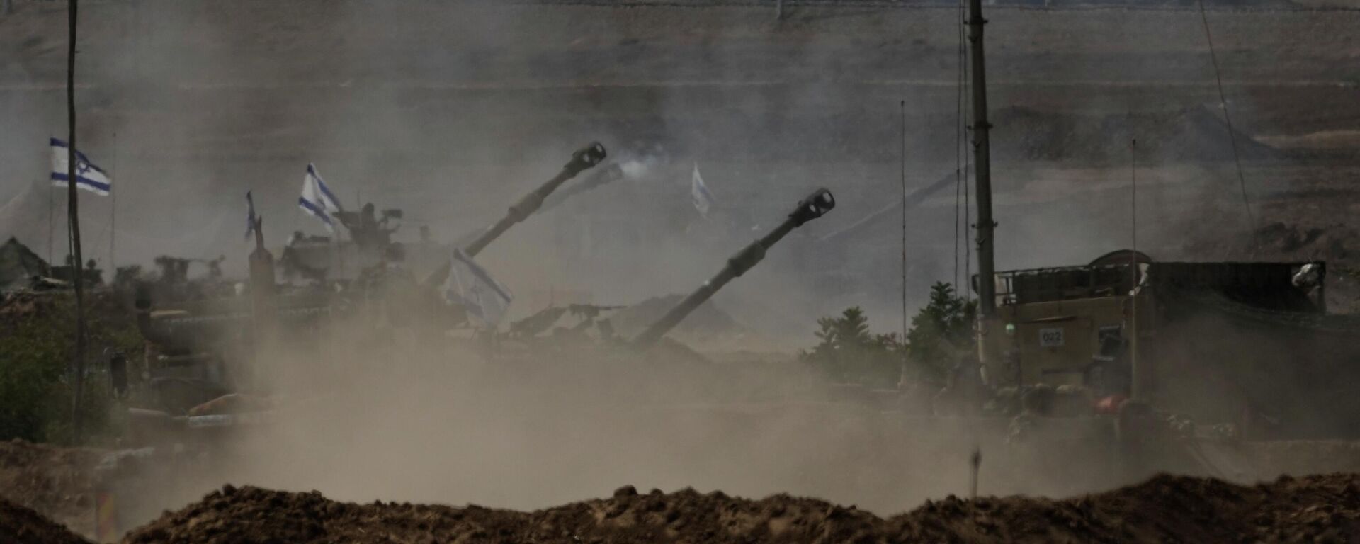 Израильская артиллерия ведет огонь возле границы с сектором Газа - Sputnik Кыргызстан, 1920, 01.11.2023