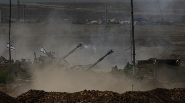 Израильская артиллерия ведет огонь возле границы с сектором Газа - Sputnik Кыргызстан
