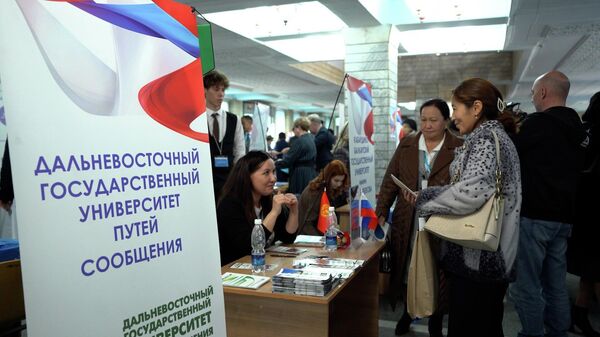 В КРСУ открылась выставка российских университетов - Sputnik Кыргызстан