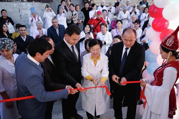 В центре семейной медицины №8 Оша сегодня открылась центральная государственная аптека &quot;Эл аман&quot; - Sputnik Кыргызстан