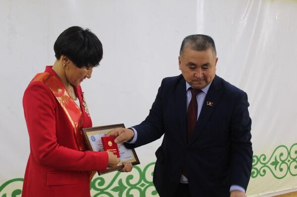Сейчас Айсулуу Тыныбекова находится в Нарынской области, где проводит встречи с местной молодежью - Sputnik Кыргызстан