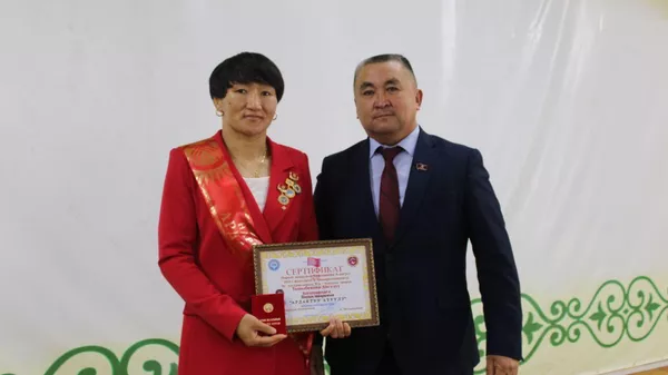Церемония присвоения звания почетного гражданина Нарына Айсулуу Тыныбековой  - Sputnik Кыргызстан