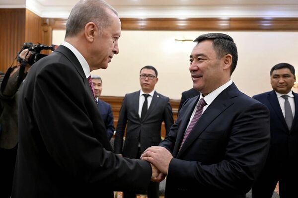 Садыр Жапаров сегодня, 2 ноября, в рамках рабочего визита в Астану встретился с президентом Турции Реджепом Тайипом Эрдоганом - Sputnik Кыргызстан