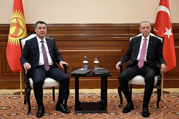 Лидеры стран обсудили актуальные вопросы кыргызско-турецкого взаимодействия в торгово-экономической, культурно-гуманитарной, научно-технической и других сферах - Sputnik Кыргызстан
