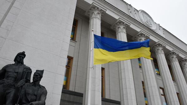 Флаг Украины, поднятый у здания Верховной рады в Киеве  - Sputnik Кыргызстан