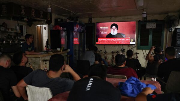 Люди, в кафе смотрят выступление лидера ливанской Хезболлы Хасана Насраллы в Бейруте - Sputnik Кыргызстан