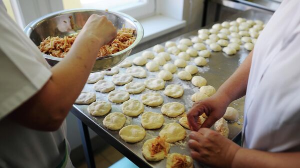 Работницы пищеблока детского сада пекут пироги. Архивное фото - Sputnik Кыргызстан