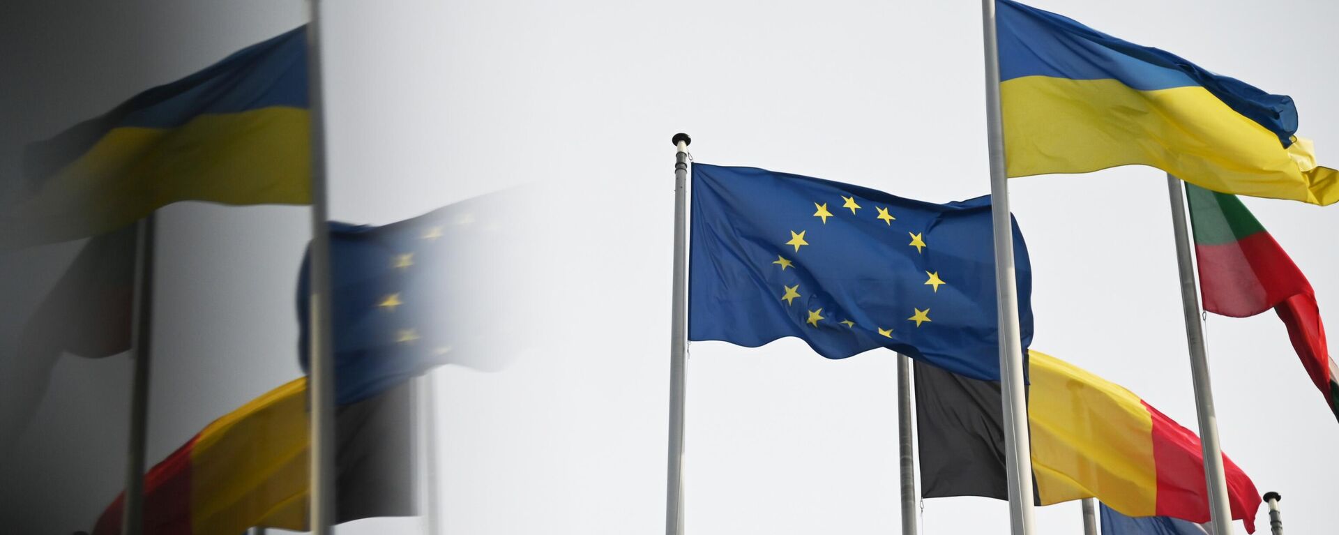 Флаги Украины и флаг Евросоюза у здания Европарламента в Страсбурге. Архивное фото - Sputnik Кыргызстан, 1920, 01.12.2023