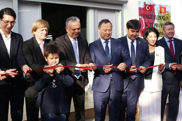 Библиотеку открыли в парке имени Чингиза Айтматова в муниципалитете Муратпаша - Sputnik Кыргызстан