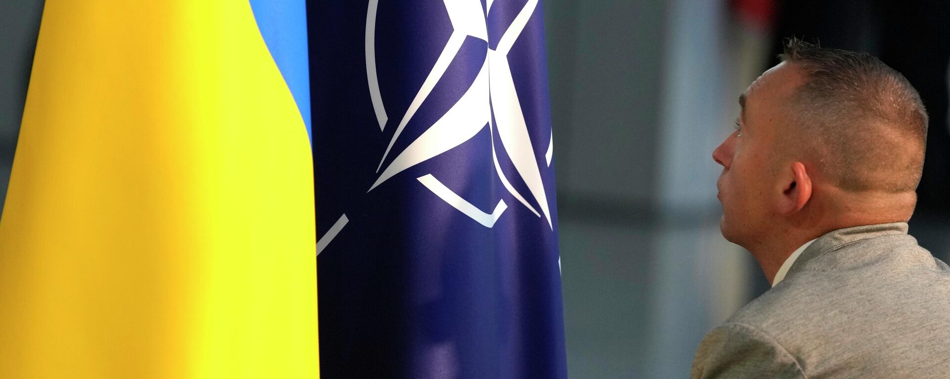 Член протокола с флагами НАТО и Украины в штаб-квартире НАТО в Брюсселе - Sputnik Кыргызстан, 1920, 05.11.2023