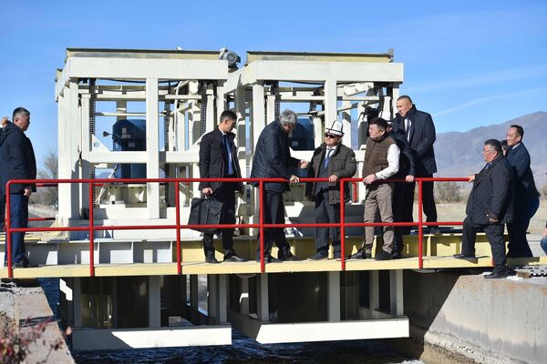 Председатель кабинета министров Акылбек Жапаров принял участие в открытии пилотного проекта установки мини-ГЭС на Обводном Чуйском канале — 1 - Sputnik Кыргызстан