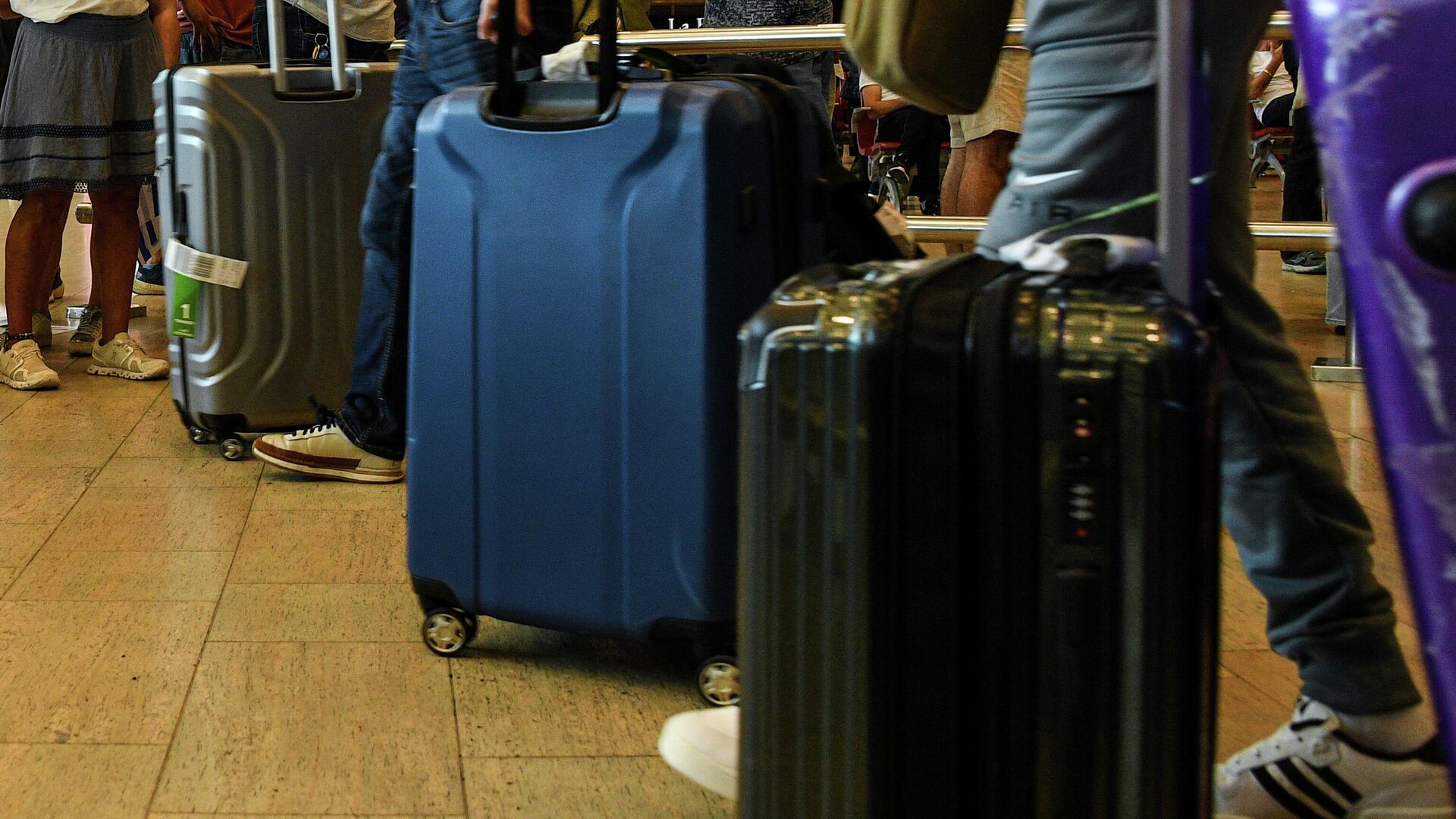 Люди с чемоданами в аэропорту - Sputnik Кыргызстан, 1920, 06.11.2023
