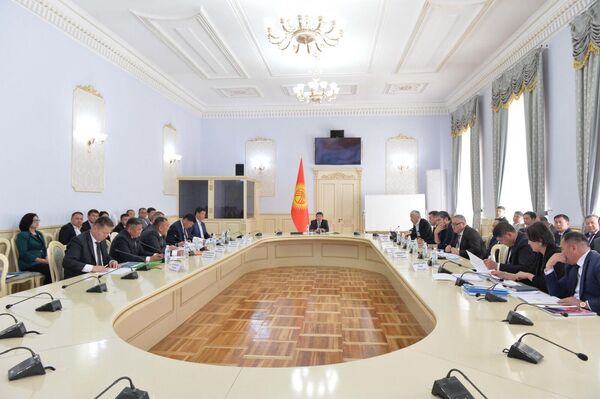 Под председательством главы кабинета министров Акылбека Жапарова прошло совещание по реализации административно-территориальной реформы (АТР) во всех областях Кыргызстана - Sputnik Кыргызстан