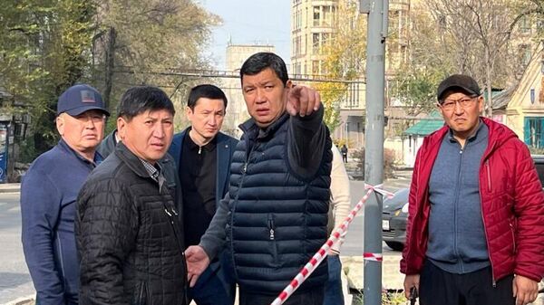 Мэр столицы Айбек Джунушалиев проинспектировал ход строительства тротуаров  - Sputnik Кыргызстан