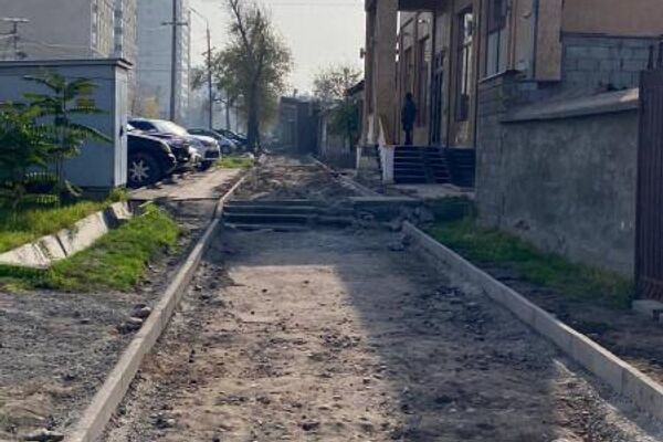 Он призвал подрядчиков срочно завершить работы и &quot;не вскрывать&quot; новые улицы, пока не закончится текущий ремонт - Sputnik Кыргызстан