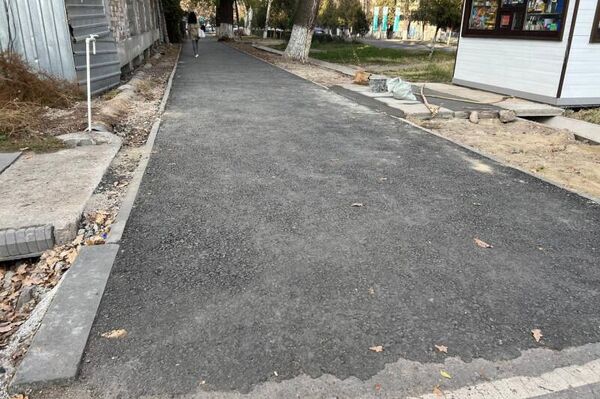 Градоначальник проинспектировал ход строительства тротуаров - Sputnik Кыргызстан