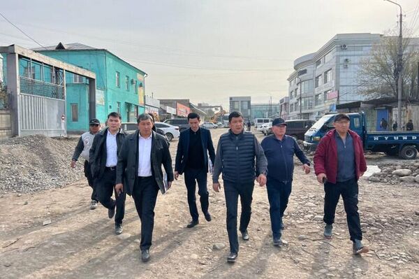 Недавно назначенный мэр Бишкека Айбек Джунушалиев поручил провести служебное расследование по факту ремонта тротуаров и наказать виновных - Sputnik Кыргызстан