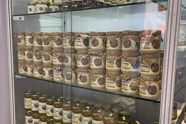 В рамках национальной экспозиции под брендом &quot;Made in Kyrgyzstan&quot; были представлены мед, сухофрукты, соки и бутилированная продукция, а также продукция ремесленничества - Sputnik Кыргызстан