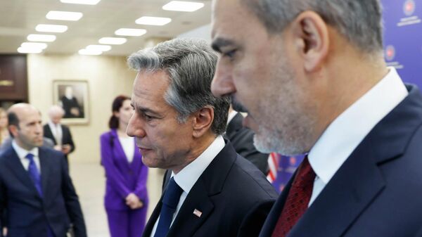 Госсекретарь США Энтони Блинкен (в центре) гуляет с министром иностранных дел Турции Хаканом Фиданом после встречи в Министерстве иностранных дел в Анкаре. Архивное фото - Sputnik Кыргызстан