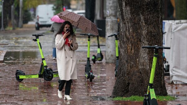 Девушка с зонтом идет во время дождя в Бишкеке - Sputnik Кыргызстан