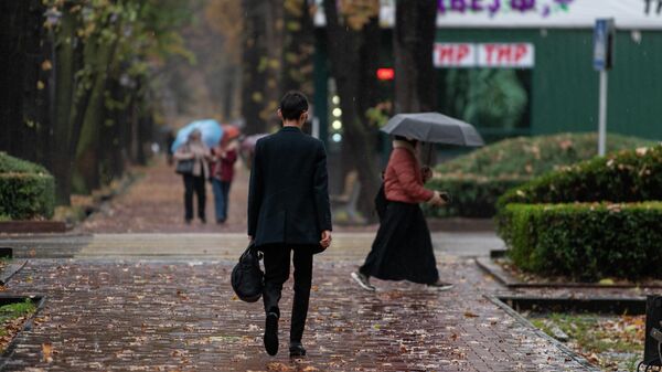 Люди идут по проспекту Эркиндик во время дождя в Бишкеке. Архивное фото - Sputnik Кыргызстан