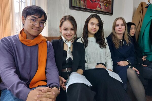В работе медиашколы, которая пройдет 9-10 ноября, примут участие студенты КРСУ, БГУ и нескольких российских вузов (онлайн) - Sputnik Кыргызстан