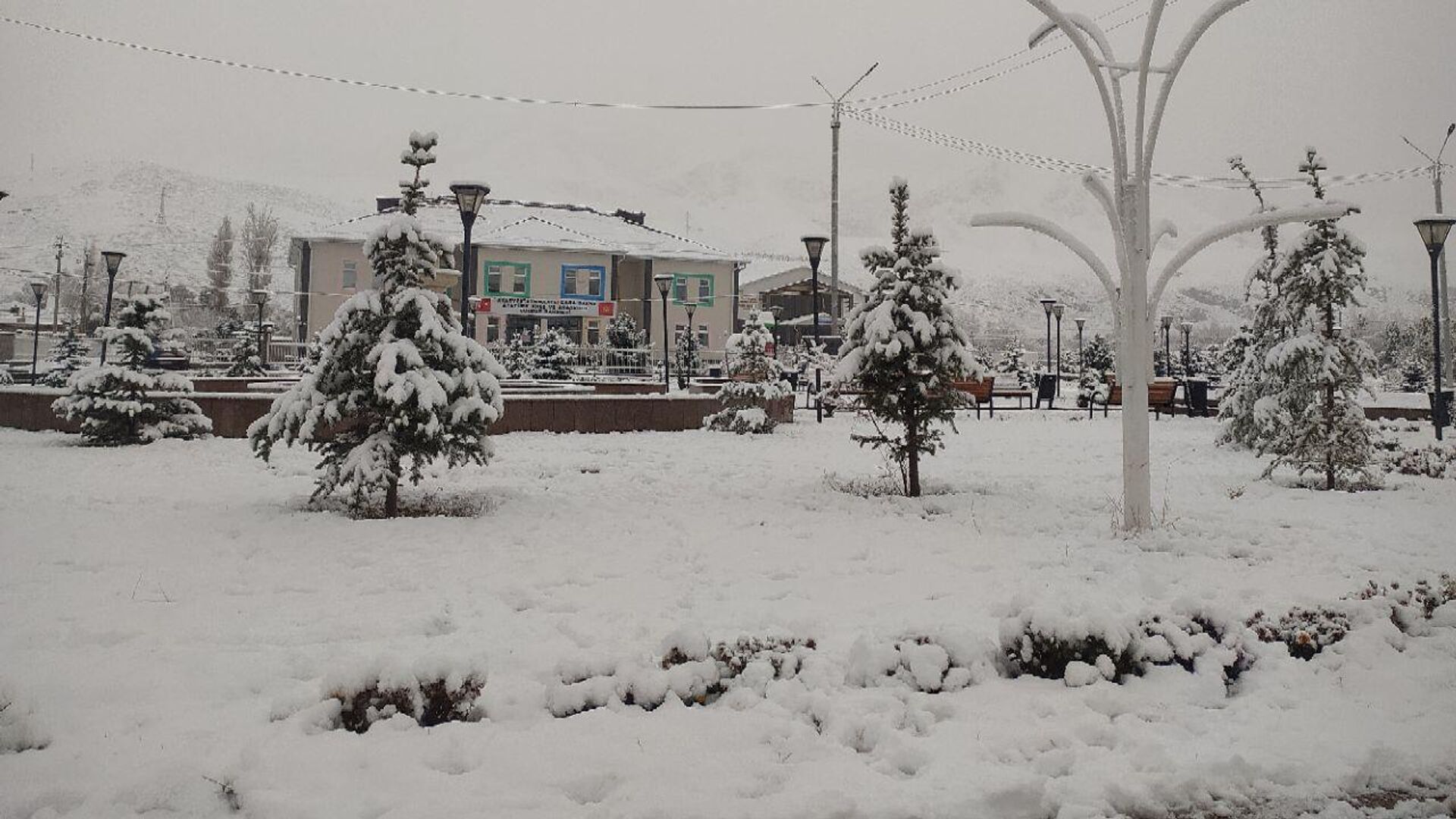 В городе Нарын выпал снег - Sputnik Кыргызстан, 1920, 10.11.2023