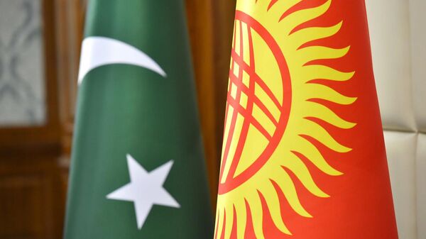 Флаги Кыргызстана и Пакистана. Архивное фото  - Sputnik Кыргызстан