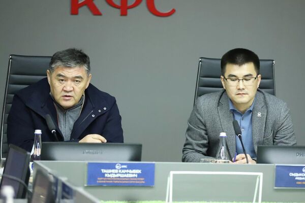 Они обсудили актуальные вопросы развития профессионального клубного футбола в Кыргызстане, обменялись мнениями и поговорили о насущных проблемах - Sputnik Кыргызстан