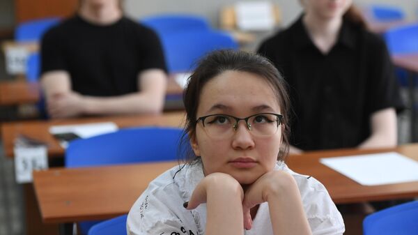 Экзамен башталар алдында мектеп окуучулары. Архив - Sputnik Кыргызстан