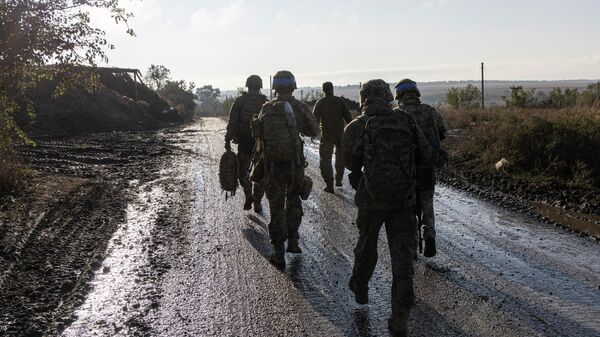 Группа украинских военнослужащих идет по дороге недалеко от Артемовска - Sputnik Кыргызстан