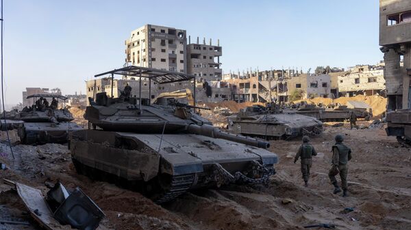 Войска израильской армии рядом с разрушенными зданиями во время наземной операции в секторе Газа - Sputnik Кыргызстан