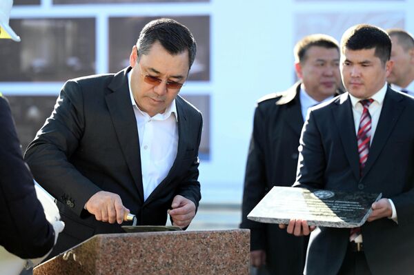 Президент Садыр Жапаров заложил в Бишкеке капсулу под строительство первого в истории Кыргызстана высотного многофункционального гостиничного комплекса Manas Tower 45 - Sputnik Кыргызстан