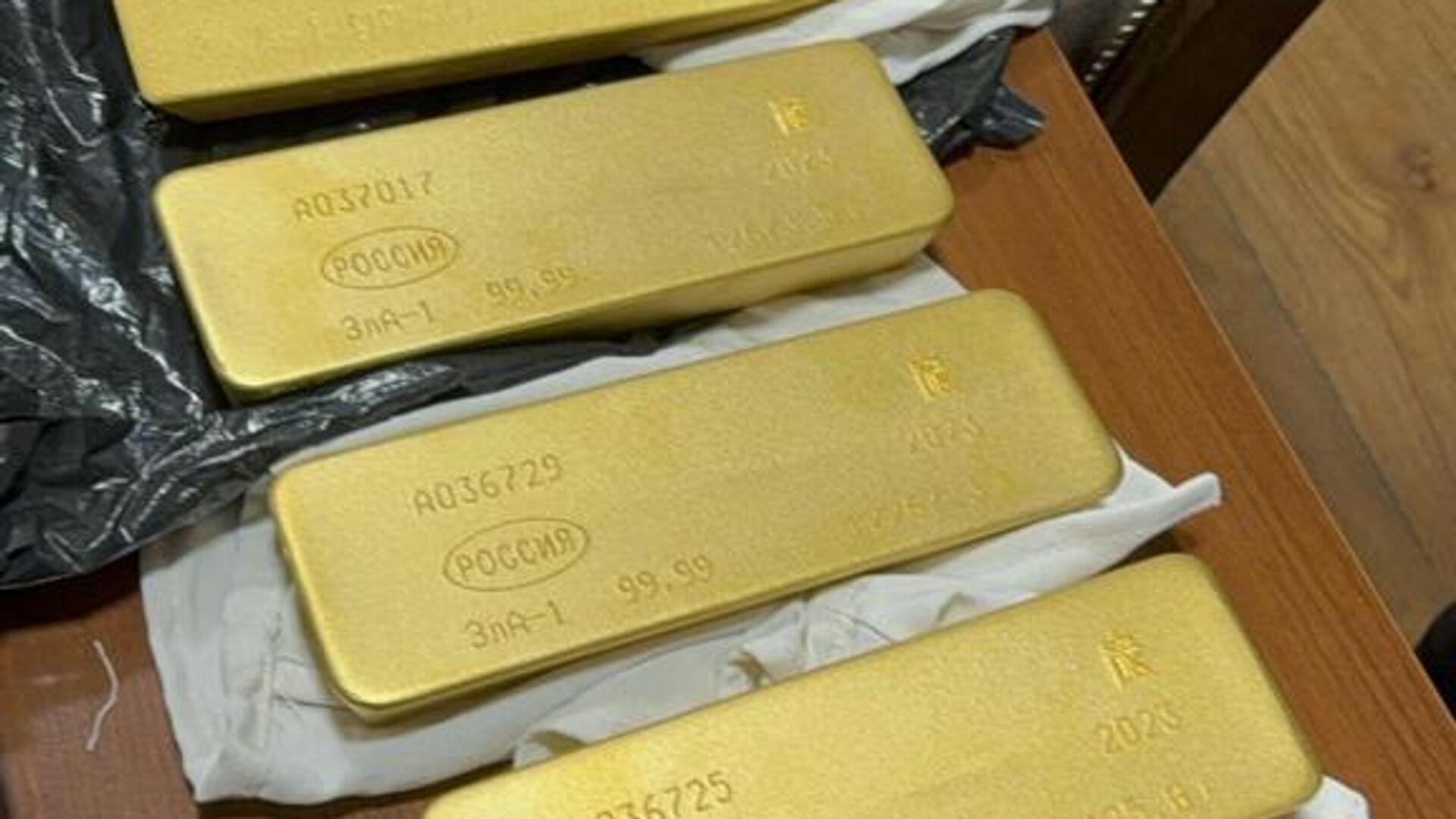 Пресечение контрабанды слитков золота в аэропорту Манас - Sputnik Кыргызстан, 1920, 14.11.2023